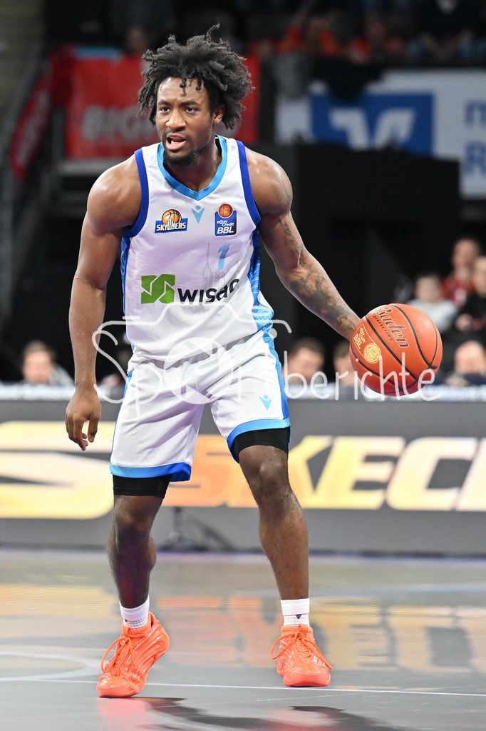 FC Bayern München - Skyliners Frankfurt | MUNICH, GERMANY - 17. FEBRUARY: am Ball Isaiah SWOPE (Skyliners Frankfurt 1) / Einzelfoto / Freisteller während dem Spiel zwischen dem FC Bayern München und den Skyliners Frankfurt am 21. Spieltag der easyCredit BBL im BMW Park