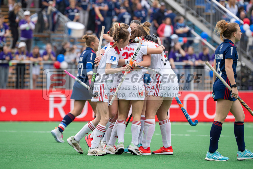 Final4_20240518-1151-0049 | Bonn, Deutschland, 18.05.2024: Emma Boermans (Rot-Weiss Koeln), Katharina Reuten (Rot-Weiss Koeln), Lea Thomas (Rot-Weiss Koeln) in Aktion waehrend des Spiels der Deutsche Feldhockey-Meisterschaften 2024 zwischen Final 4 Damen Rot Weiss Köln - Mannheimer HC im Bonner THV am 18.05.2024 in Bonn, Deutschland. (Foto von Stephan Fehrmann)

Bonn, Germany, 18.05.2024: Emma Boermans (Rot-Weiss Koeln), Katharina Reuten (Rot-Weiss Koeln), Lea Thomas (Rot-Weiss Koeln) in action during the game of Deutsche Feldhockey-Meisterschaften 2024 between Final 4 Damen Rot Weiss Köln - Mannheimer HC in Bonner THV at 18.05.2024 in Bonn, Deutschland. (Foto from Stephan Fehrmann)