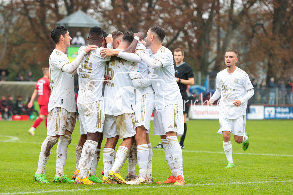 TSV Rain - FC Bayern Amateure | Großer Jubel nach dem Treffer zum 0-3 durch Justin JANITZEK (FCB #15)