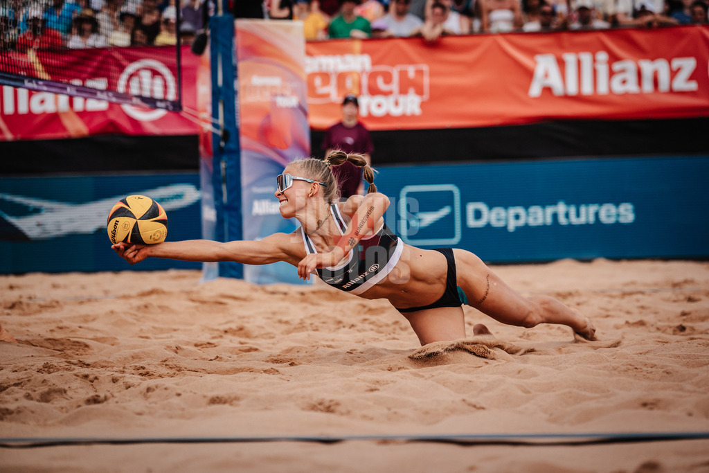 Beachvolleyball | Frauen | Allianz German Beach Tour 2025 | Tourstop München | 05.07.2025 | Paula Schürholz springt zum Ball