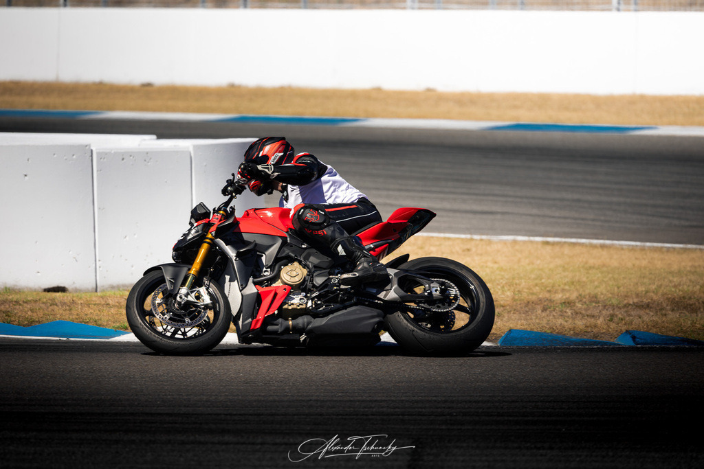 Ducati Trackday Hockenheimring 2026 | Entdecken Sie die faszinierende Welt von Alexander Tschuncky Arts: Kreative Fotografie, atemberaubende Automobilkunst und hochwertiger Bilderdruck. Lassen Sie sich inspirieren! - Realisiert mit Pictrs.com