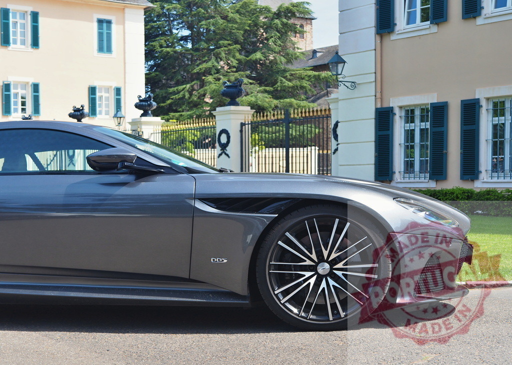 Aston Martin DBS Superleggera parked in front of luxurious villa | Grey Aston Martin DBS Superleggera sports car parked in front of a luxury house - Realisiert mit Pictrs.com