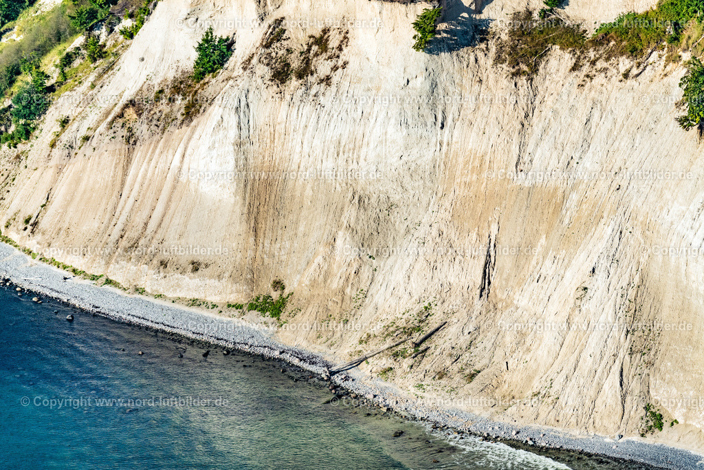 Lohme_Königsstuhl_Kreidefelsen_Rügen_ELS_4497100822 | STUBBENKAMMER 10.08.2022 Bewaldete Kreidefelsen - und Steilküsten- Landschaft im Nationalpark Jasmund an der Steilküste an der Ostsee in Stubbenkammer auf der Insel Rügen im Bundesland Mecklenburg-Vorpommern, Deutschland. // Wooded chalk cliffs and cliff landscape in the Jasmund National Park on the cliffs on the Baltic Sea in Stubbenkammer on the island of Ruegen in the state Mecklenburg-West Pomerania, Germany. Foto: Martin Elsen