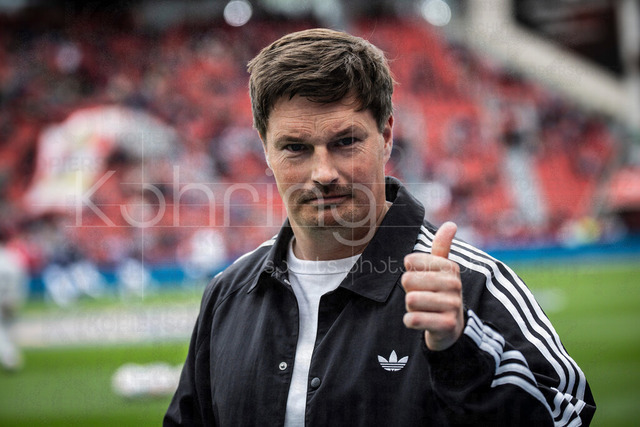German Bundesliga, Bayer 04 Leverkusen vs. Hamburger SV, 16.05.2026 | LEVERKUSEN, GERMANY - MAY 16, 2026 :  Merlin Polzin (Head Coach Hamburger SV) showing thumb up before the German Bundesliga match on gameday 34 between Bayer 04 Leverkusen vs. Hamburger SV at BayArena on May 16, 2026 in Leverkusen, Germany. DFL REGULATIONS PROHIBIT ANY USE OF PHOTOGRAPHS AS IMAGE SEQUENCES AND/OR QUASI-VIDEO.