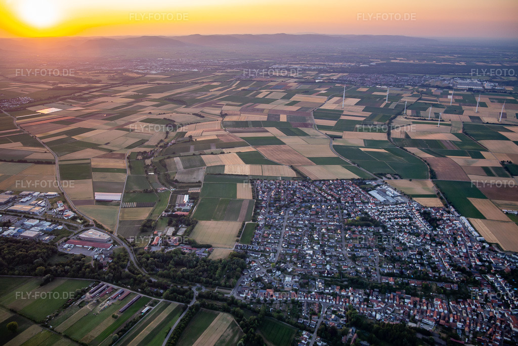 Luftbild: Ortansicht aus Osten bei Sonnenuntergang in Herxheim bei Landau im Bundesland Rheinland-Pfalz in Deutschland. Foto: IMG_137279.jpg vom 24.06.2023 durch Werner Riehm/FLY-FOTO.de