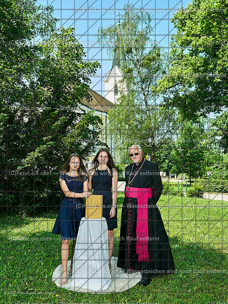 ALP2656_Pfarrfirmung Wieselburg_Firmling-Pate-Firmspender | (C)FotoLois.com, Alois Spandl, Pfarrfirmung in Wieselburg mit Firmspender Eduard Gruber (ehemaliger Generalvikar der Diözese St. Pölten), Firmling, Pate mit Firmspender und Familie, Sa 3. Juni 2023.