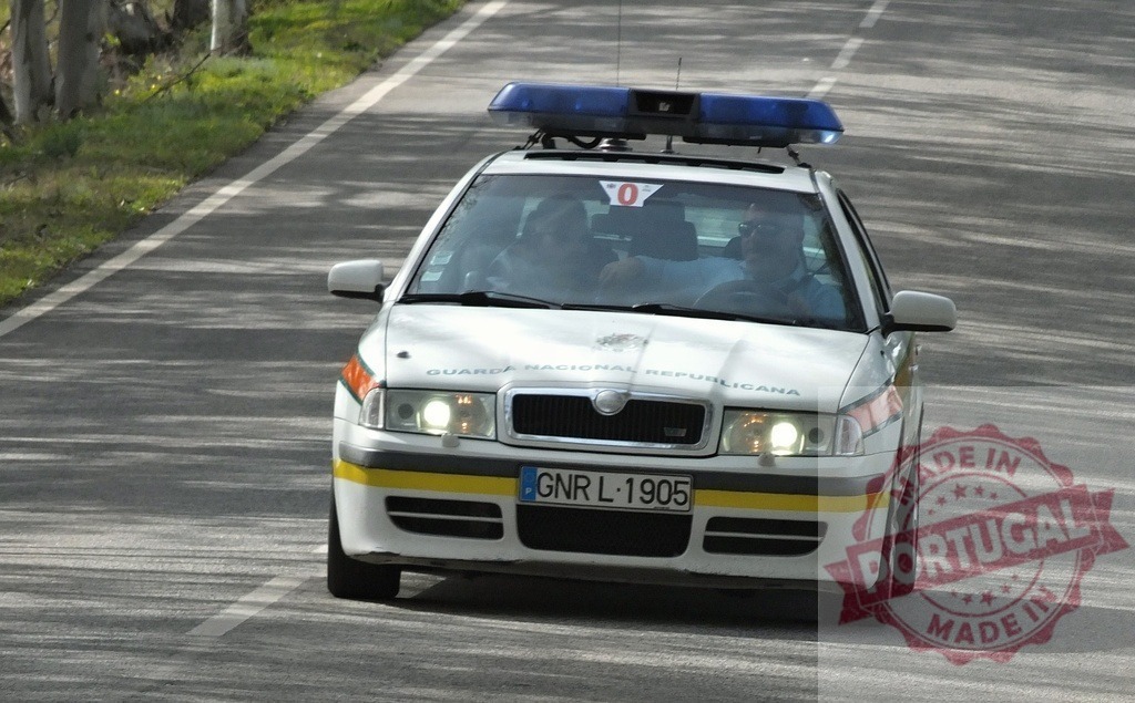 GNR police car patrolling road in Portugal | Guarda Nacional Republicana law enforcement vehicle driving on a rural road - Realisiert mit Pictrs.com