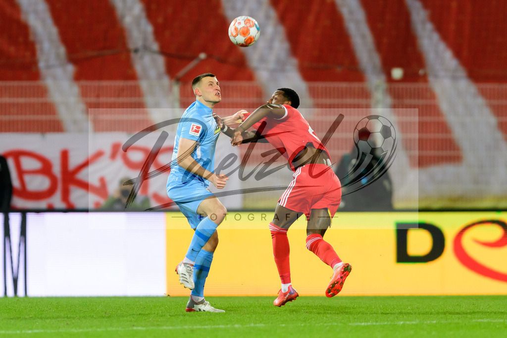 FCUFRE20211215_036 | Fussball, Herren: Maximilian Eggestein (SC Freiburg) und Sheraldo Becker (1. FC Union Berlin) im Zweikampf bei dem Spiel der 1. Bundesliga zwischen 1. FC Union Berlin und SC Freiburg im Stadion An der Alten Foersterei am 15.12.2021 in Berlin, Deutschland.DFB / DFL REGULATIONS PROHIBIT ANY USE OF PHOTOGRAPHS AS IMAGE SEQUENCES AND/OR QUASI-VIDEO. - Realisiert mit Pictrs.com
