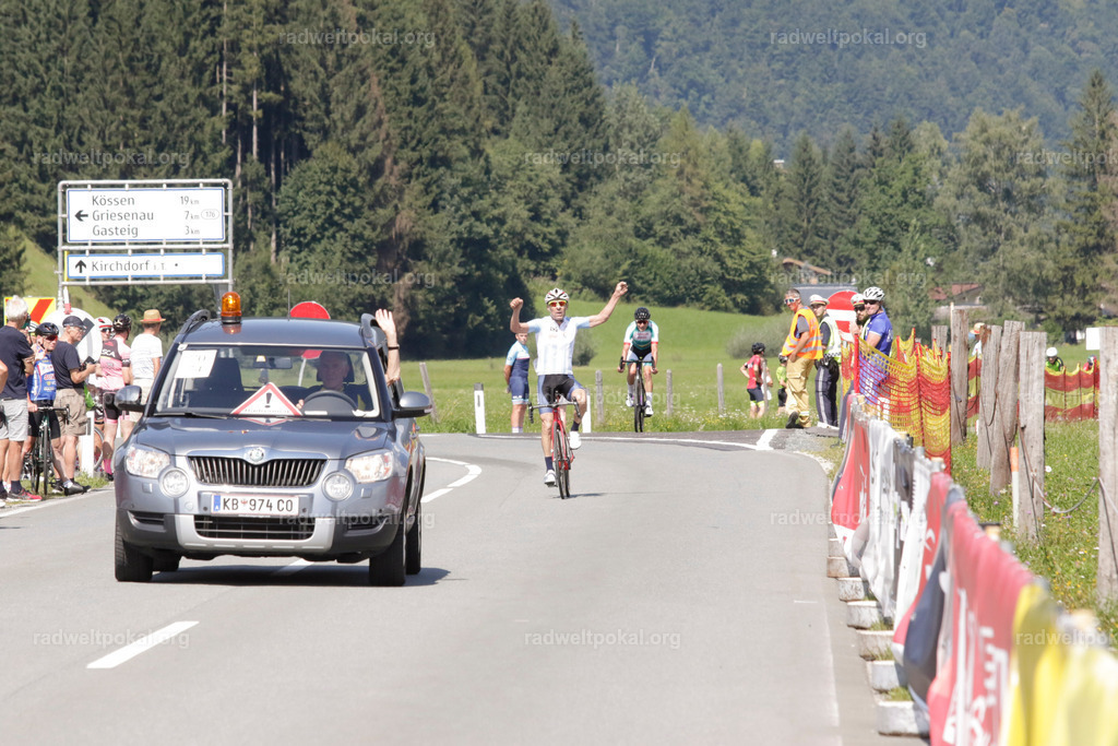 907_20230817_Bewerb_Maenner_Muehlanger | AUT - OESTERREICH, 2023-08-16: SPORT RENNRAD-FAHREN - 55. INTERNATIONALER RADWELTPOKAL IN ST. JOHANN IN TIROL  - Vintage-Radrennen mit WM-Bronze-Medaillen-Siegerin Christina Schweinberger, den Teilnehmer und Alexander Baumann (vom Orginastions-Team) - TAG 2 BEWERB MAENNER IN SECHS GRUPPEN  ; Foto: Roland Muehlanger