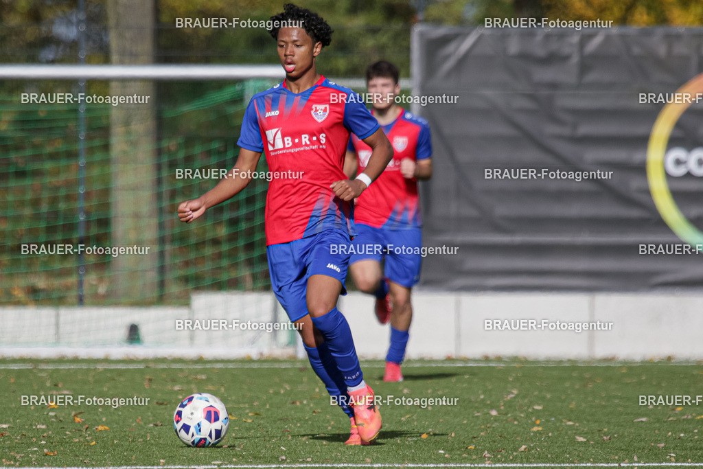02.11.2025: A-Jugend-Niederrheinliga KFC Uerdingen - RSV Ratingen | Krefeld, Deutschland, 02.11.2025: Treshuan Henry Tamarion Reuter (KFC Uerdingen) im Kampf um den Ball während des A-Jugend Niederrheinliga Spiels zwischen KFC Uerdingen  - RSV Ratingen am 02.11. 2025 am Löschenhofweg in Krefeld, Deutschland. (Foto Ralph Görtz / Brauer-Fotoagentur)