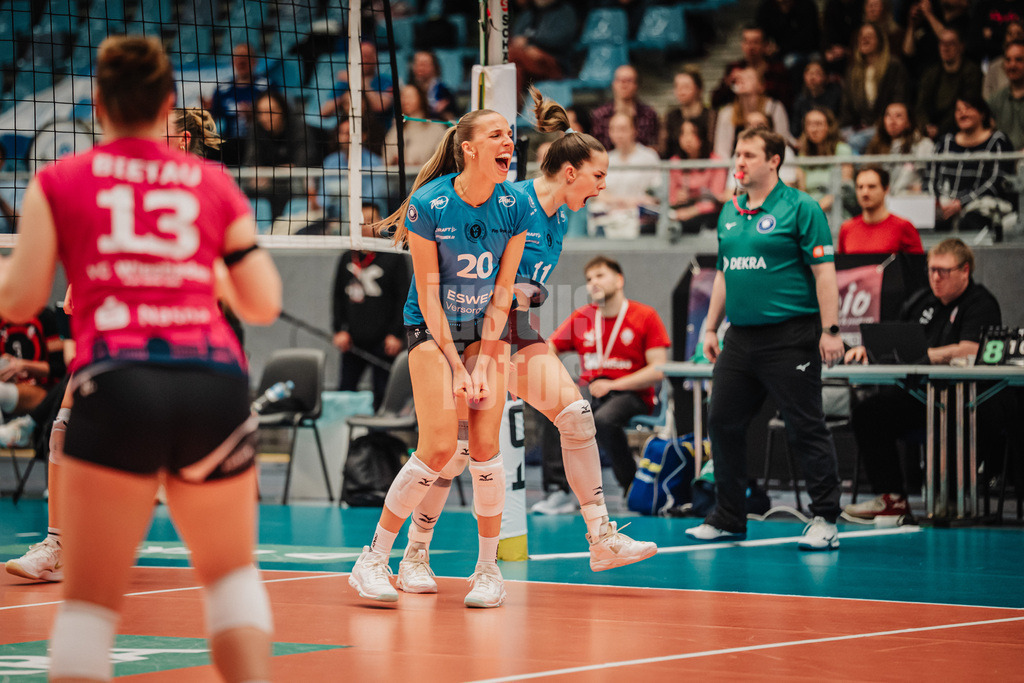 Volleyball | Frauen | Saison 2025/2026 | Volleyball Bundesliga | ETV Hamburger Volksbank Volleys vs. VC Wiesbaden | 14.03.2026 | Wiesbaden jubelt, v.l. Hannah Clayton (#20, VC Wiesbaden) und Sanne Konijnenberg (#11, VC Wiesbaden)