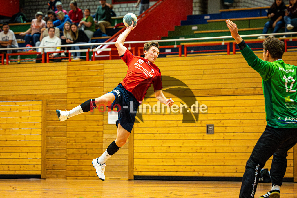 TSV Weiheim gegen TSV Herrsching II | Handball Bezirksoberliga Herren 2025/26, TSV Weiheim gegen TSV Herrsching II, 20251025,Torwurf Luca Philip KESSEL (TSV Weilheim 18),2025-10-25 in Weilheim (Jahnhalle)Luca Philip KESSEL (TSV Weilheim 18)Copyright: WolfgangxLindner