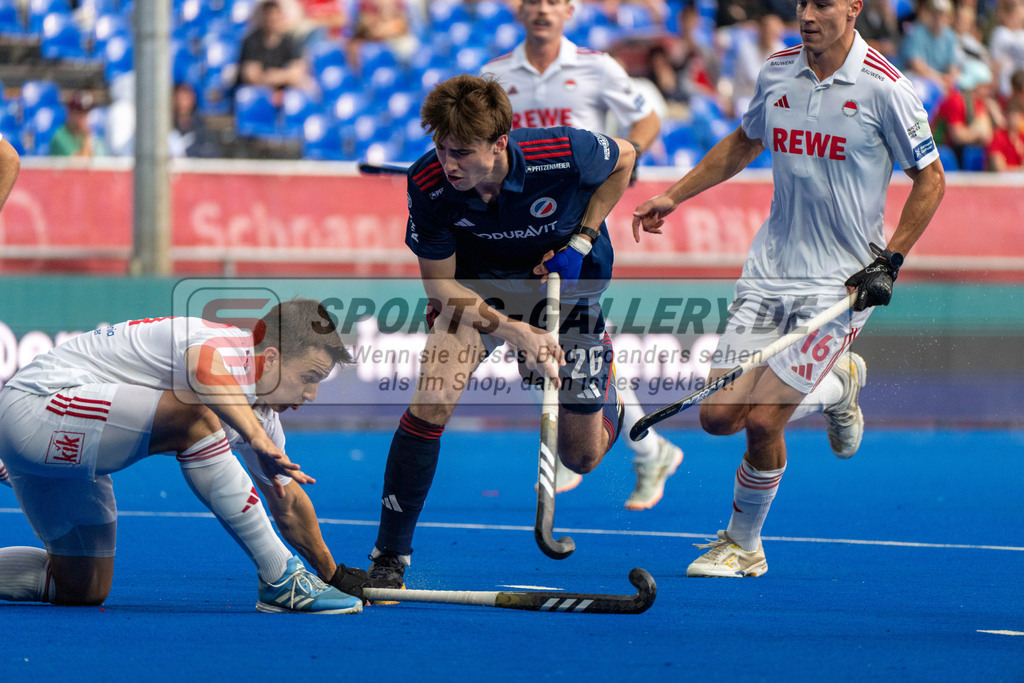 Final4_20250531-1917-HK108174 | Krefeld, Deutschland, 31.05.2025:  Feldhockey Final4 2025 – „Deutsche Feldhockey-Meisterschaften 2025“ im Gerd-Wellen-Hockeyanlage am 31.05.2025 in Krefeld, Deutschland. (Foto von Kramhöller/Fehrmann/Kaste)Krefeld, Germany, 31.05.2025: Feldhockey Final4 2025 – „Deutsche Feldhockey-Meisterschaften 2025“ in Gerd-Wellen-Hockeyanlage at 31.05.2025 in Krefeld, Deutschland. (Foto from Kramhöller/Fehrmann/Kaste)