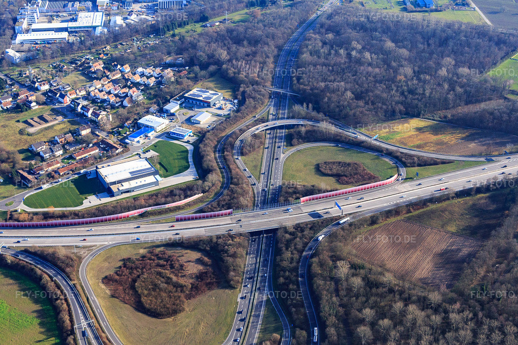 Luftbild: Ausfahrt KA-Mitte der A5 mit J. König GmbH & Co., Profimarkt und Strippel Bedachungs GmbH im Ortsteil Durlach in Karlsruhe im Bundesland Baden-Württemberg in Deutschland. Foto: IMG_085261.jpg vom 19.12.2015 durch Werner Riehm/FLY-FOTO.deWWW.J-KOENIG.DE