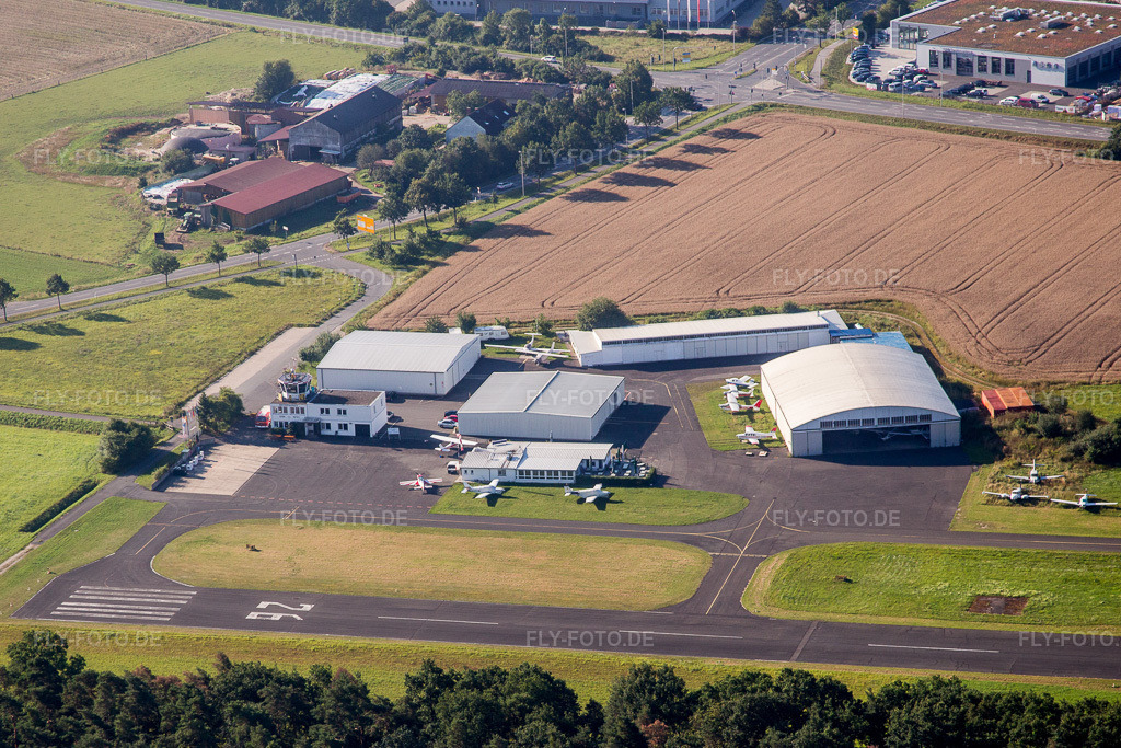 Luftbild: Start- und Landebahn mit Rollfeldgelände des Flugplatz Herzogenaurach in Herzogenaurach im Bundesland Bayern in Deutschland. Foto: IMG_092690.jpg vom 07.08.2016 durch Werner Riehm/FLY-FOTO.de