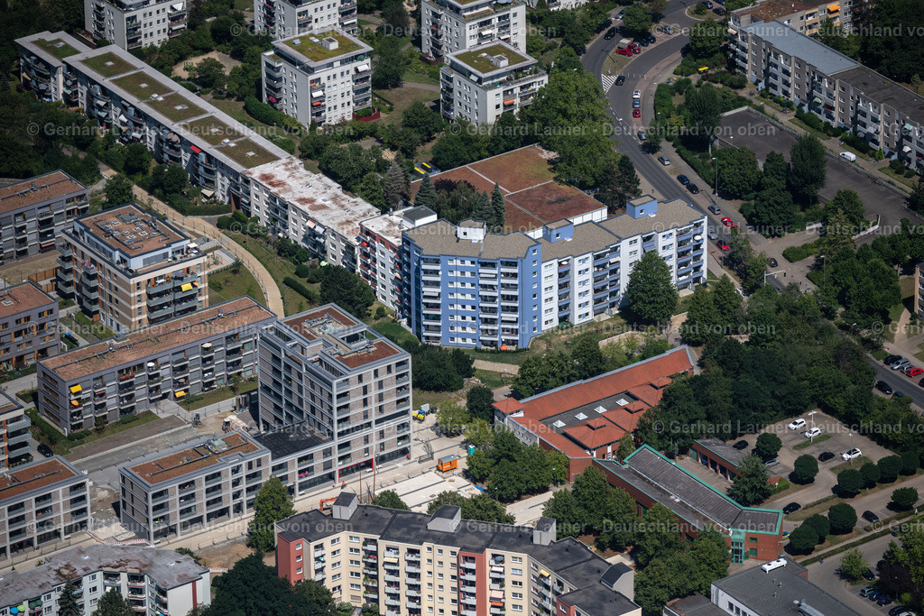 4036008 | BRAUNSCHWEIG 31.07.2020 Hochhäuser im Wohngebiet einer industriell gefertigten Plattenbau- Siedlung an der Recknitzstraße im Ortsteil Weststadt in Braunschweig im Bundesland Niedersachsen, Deutschland. // Skyscrapers in the residential area of industrially manufactured settlement on street Recknitzstrasse in the district Weststadt in Brunswick in the state Lower Saxony, Germany. Foto: Gerhard Launer