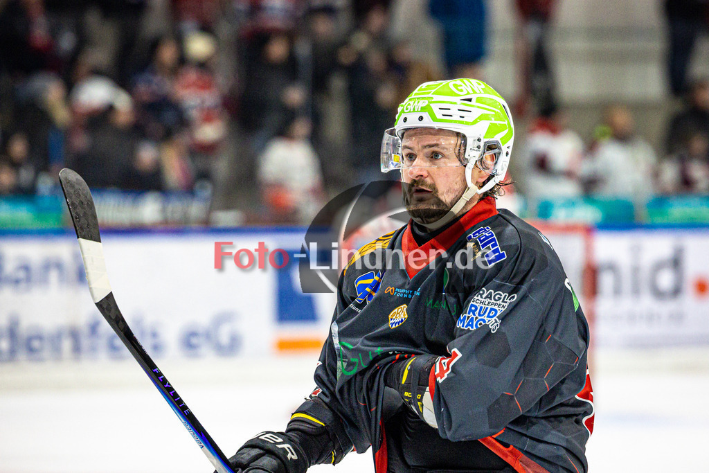 Peißenberg MINERS gegen ESC Kempten SHARKS | Eishockey Bayernliga 2025/26 Vorrunde 12. Spieltag, Peißenberg MINERS gegen ESC Kempten SHARKS, 20251121,Marek HALODA (MINERS 64) Portrait,2025-11-21 in Peißenberg (flatbuy Arena Peißenberg), Marek HALODA (MINERS 64)Copyright: WolfgangxLindner www.foto-lindner.de