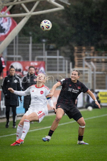 Frauen Fußball-Bundesliga; Bayer 04 Leverkusen - 1. FC Nürnberg, 31.01.2026 | Luisa Guttenberger (1. FC Nürnberg, 4) und Katharina Piljic (Bayer 04 Leverkusen, 6) beim Zweikampf; Bayer 04 Leverkusen - 1. FC Nürnberg an Spieltag 16 der Google Pixel Frauen-Bundesliga am 31.01.2026 im Ulrich-Haberland-Stadion in Leverkusen (Nordrhein-Westfalen). DFL REGULATIONS PROHIBIT ANY USE OF PHOTOGRAPHS AS IMAGE SEQUENCES AND/OR QUASI-VIDEO.
