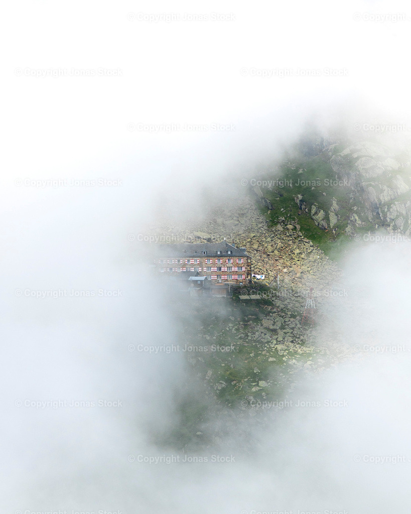 Nürnberger Hütte | Nürnberger Hütte from a distance during a foggy morning in Austria.  - Realisiert mit Pictrs.com