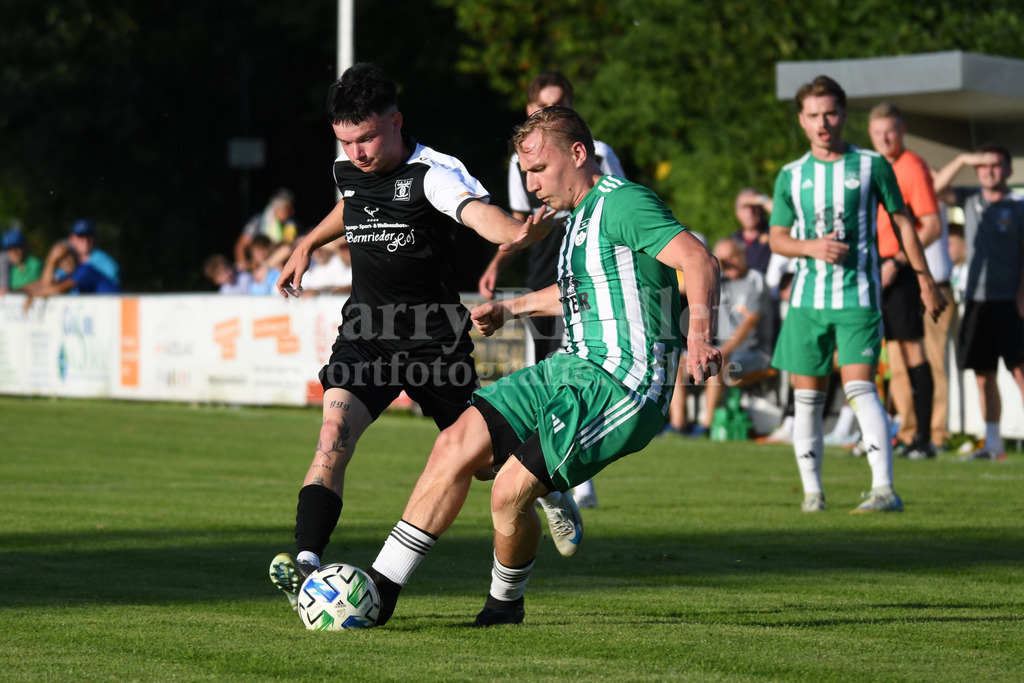 SpVgg Niederalteich : SpVgg GW Deggendorf | Lukas Zacher (SpVgg Niederalteich) im Zweikampf mit Laurin Hübscher (SpVgg GW Deggendorf #10) - Realisiert mit Pictrs.com