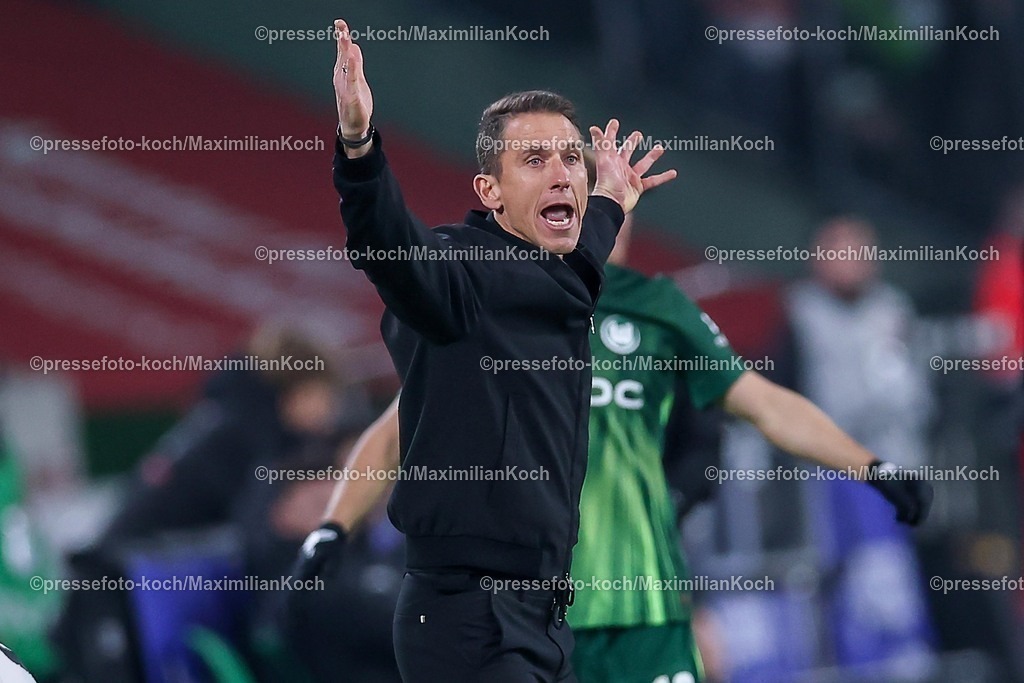 BMG13122502161 | 13.12.2025, Fußball, Borussia Mönchengladbach - VfL Wolfsburg, 1. Fußball Bundesliga, 14.Spieltag, Borussia-Park, Saison 2025 2026: Interimstrainer Daniel Bauer (VfL Wolfsburg #hc) wild gestikulierend am Spielfeldrand  DFB regulations prohibit any use of photographs as image sequences and or quasi-video.