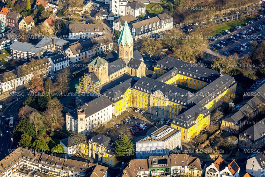 Essen260100792 | Luftbild, Folkwang Universität der Künste, Basilika St. Ludgerus kath. Kirche  mit Baustelle und Fassadengerüst, Werden, Essen, Ruhrgebiet, Nordrhein-Westfalen, Deutschland