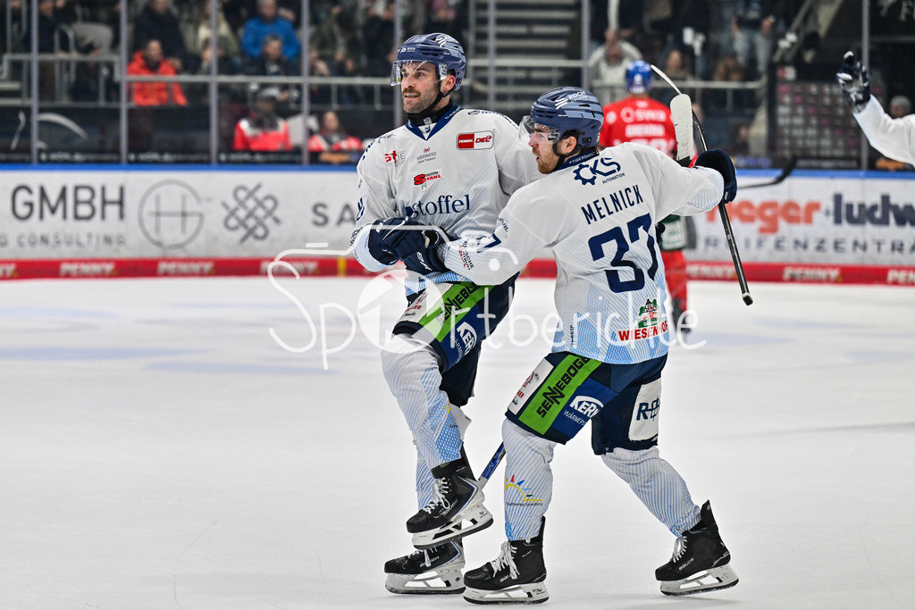 Augsburger Panther - Straubing Tigers | Augsburg, DEUTSCHLAND - 14. NOVEMBER: Jubel der Gäste nach dem Treffer zum 1-4 durch Justin SCOTT (Straubing Tigers 20) / Tor / Torschuetze / Freude / Happy beim Ligaspiel zwischen den Augsburger Panthern und den Straubing Tigers am 18. Spieltag der Penny DEL im Curt Frenzel Stadion am 14.11.2025