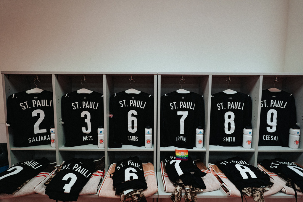 HEV06769 | Der offizielle Shop für FC St. Pauli Fotos. Wähle aus Spielszenen & Fanmomenten dein FCSP Wunschformat. Wir liefern Millerntor-Atmosphäre.