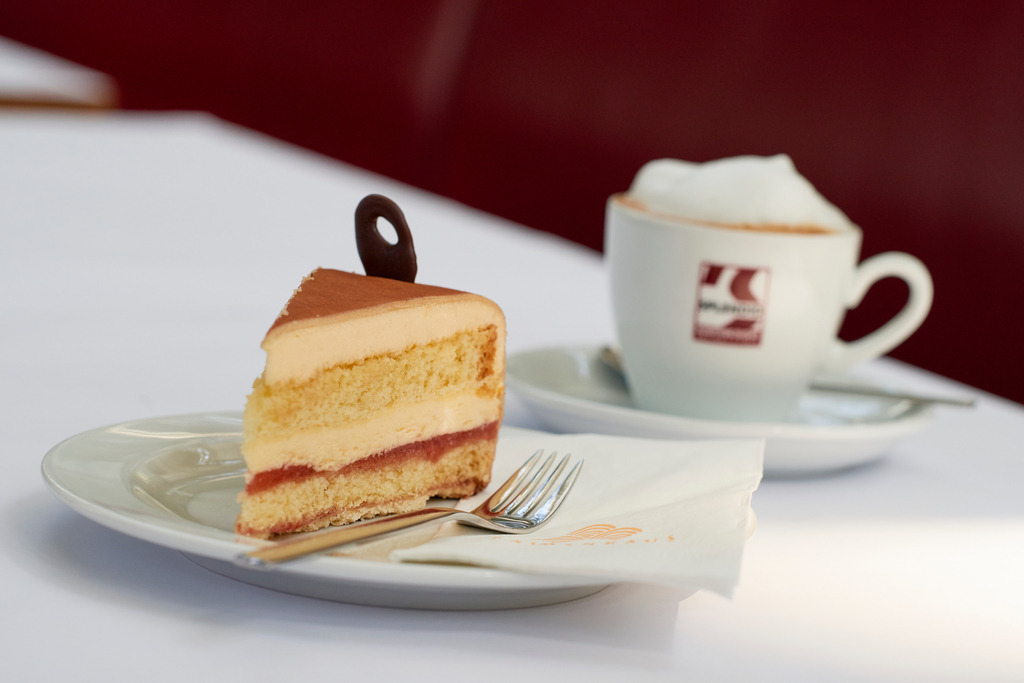 Palmenhaustorte mit Melange | Wien, Austria - August 22, 2017: Cafe Palmenhaus, Palmenhaustorte mit Melange. - Realisiert mit Pictrs.com