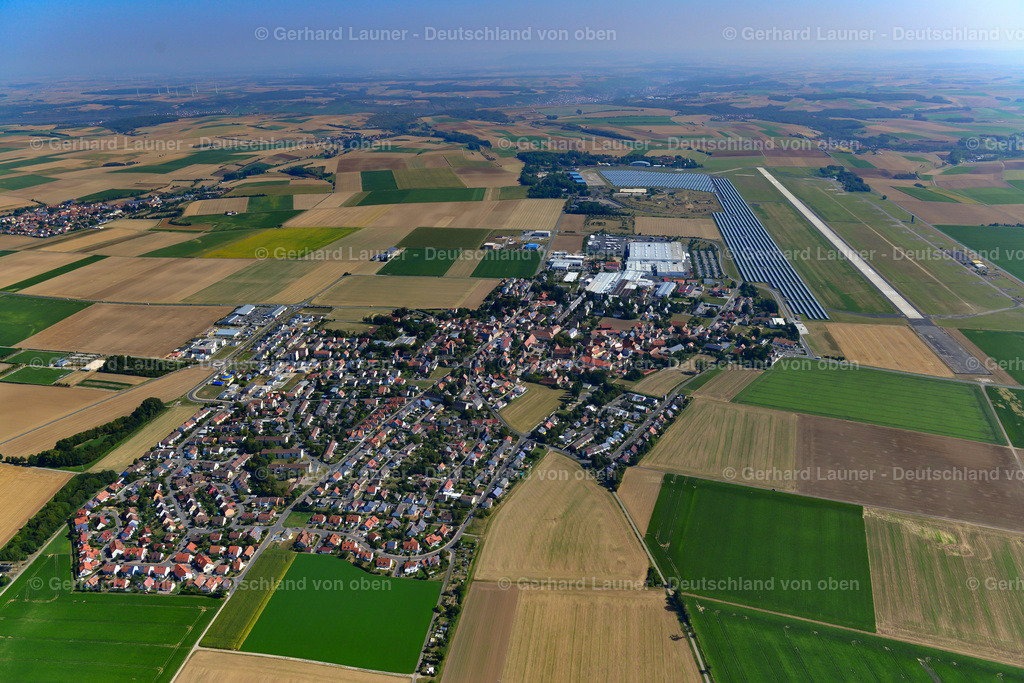 3650516 | GIEBELSTADT 13.09.2016 Ortsansicht am Rande von landwirtschaftlichen Feldern und Nutzflächen  in Giebelstadt im Bundesland Bayern, Deutschland // Village view on the edge of agricultural fields and land  in Giebelstadt in the state Bavaria, Germany Foto: Gerhard Launer