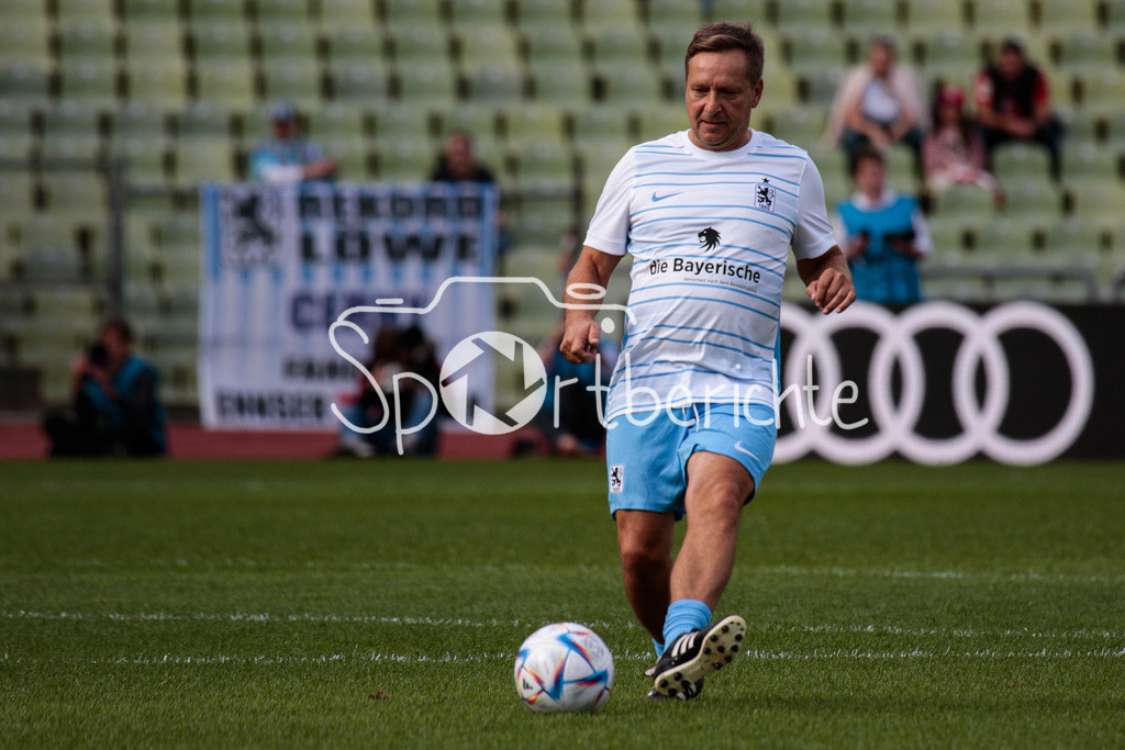 FC Bayern Muenchen - TSV 1860 Muenchen | Horst Heldt (TSV #7) am Ball
