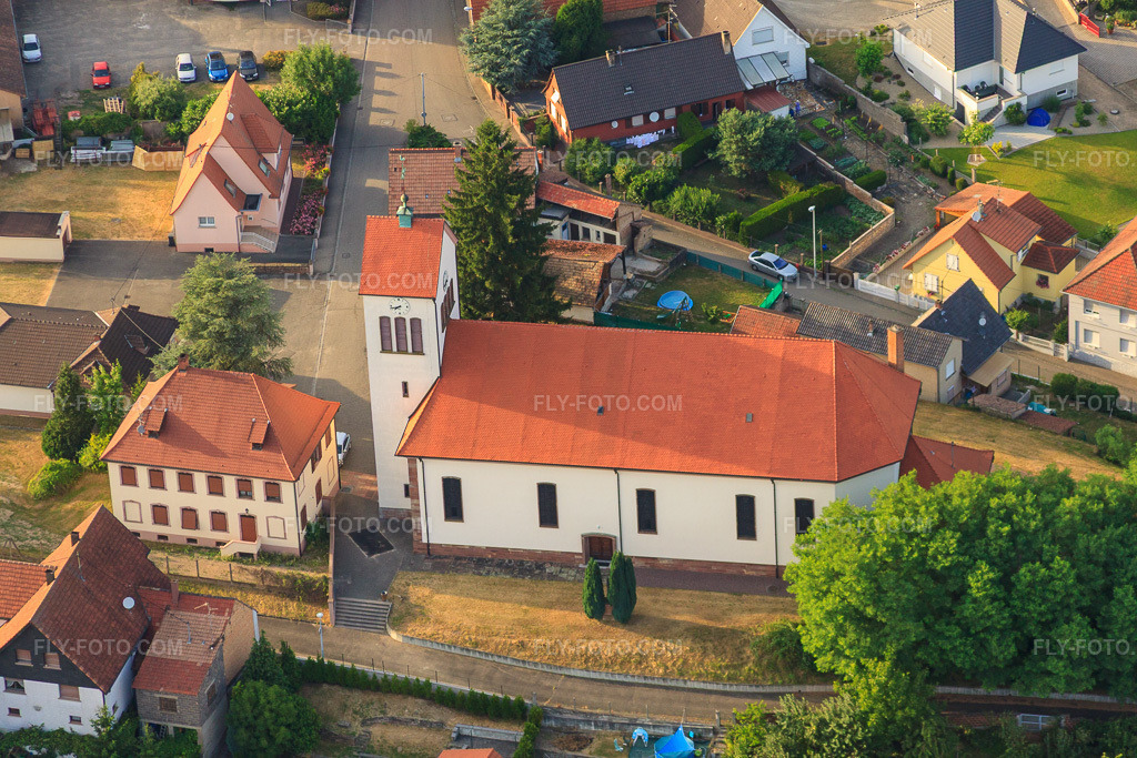 Aerial view: St. Nicolas Catholic Church in Schirrhein in the state Bas-Rhin, France. – Photo: IMG_30463.jpg taken on 07/09/2010 by Werner Riehm/FLY-FOTO.com – Resolution of the original: 4752 x 3168 px