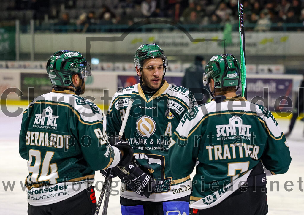 2025-12-05_089_TSV_Erding_gegen_Stuttgart_Rebels | Erding, Deutschland, 05.12.2025:Eishockey, Oberliga Süd 2025 / 2026, 23. Spieltag, TSV Erding gegen Stuttgart Rebels, Endergebnis: 5:6Markus Eberhardt (Erding Gladiators, #94), Maximilian Forster (Erding Gladiators, #81), Louis Trattner (Erding Gladiators, #7)Foto: Christian Riedel / fotografie-riedel.net
