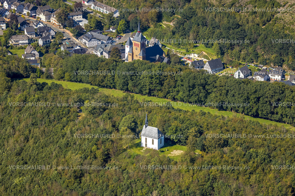 Kirchhundem230910318Kirchhundem | Luftbild, Pfarrkirche St. Peter und Paul und Heilig-Kreuz-Kapelle, Kirchhundem, Sauerland, Nordrhein-Westfalen, Deutschland