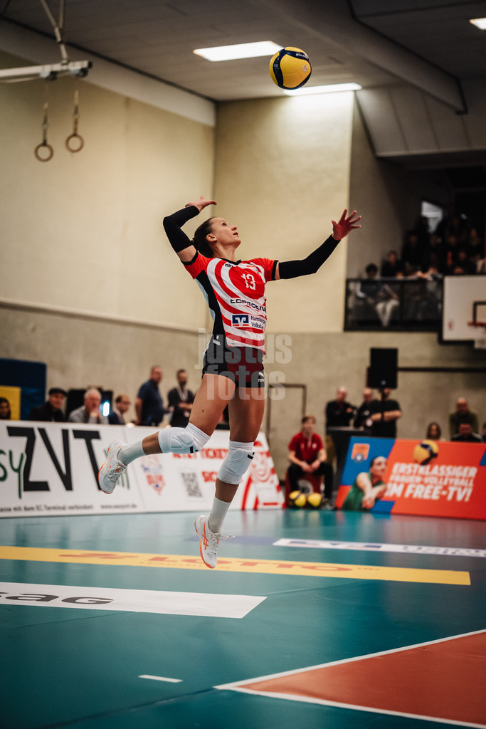 Volleyball | Frauen | Saison 2025/2026 | Volleyball Bundesliga | ETV Hamburger Volksbank Volleys vs. Binder Blaubären TSV Flacht | 06.12.2025 | Kathleen Weiß (#13, ETV Hamburger Volksbank Volleys) beim Aufschlag