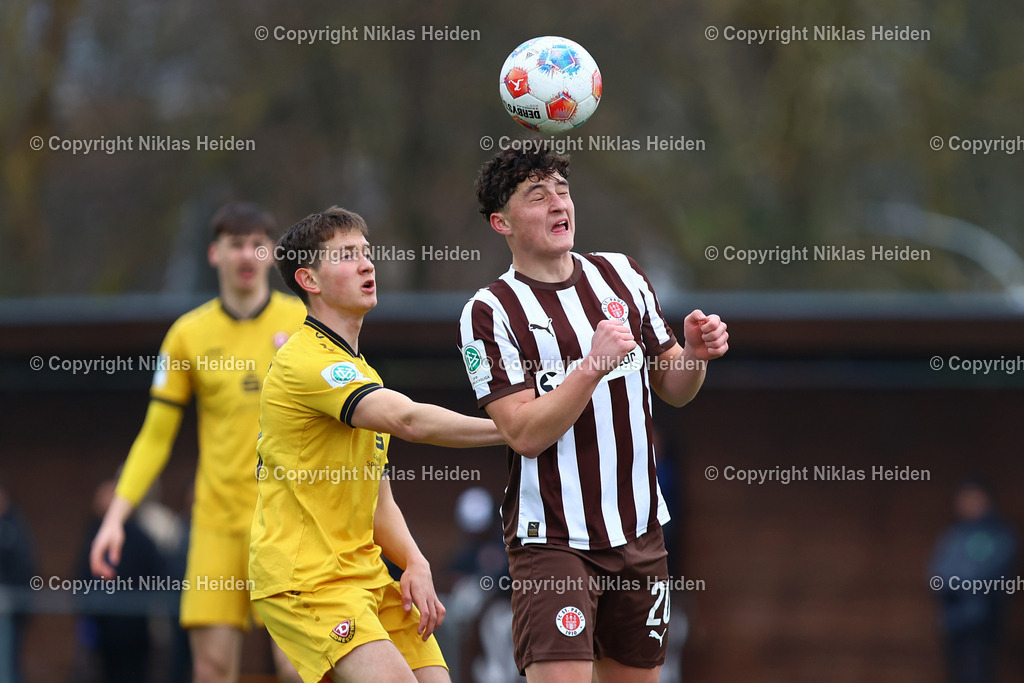 NH_FCStPauliU19_SGDynamoDresdenU19_DFBNachwuchsliga_28032026 | #20 Jannis Georgiadi (FC St. Pauli U19), #22 Demyd Yevsyukov (SG Dynamo Dresden U19)Fußball I Junioren I U19 DFB-Nachwuchsliga Hauptrunde Liga B, Gruppe B I Saison 2025-2026 I 7. Spieltag I FC St. Pauli U19 - SG Dynamo Dresden U19 I 28.03.2026 I Sportplatz Brummerskamp