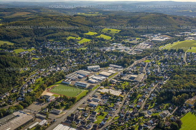 Kreuztal230911357W | Luftbild, Bewaldete Hügellandschaft am Gewerbegebiet Auwiese und Johannespfad, Grüner Kunstrasen Fußballplatz der Spielvereinigung Kredenbach/Müsen e.V. und Freiwillige Feuerwehr, Kredenbach, Kreuztal, Siegerland, Nordrhein-Westfalen, Deutschland