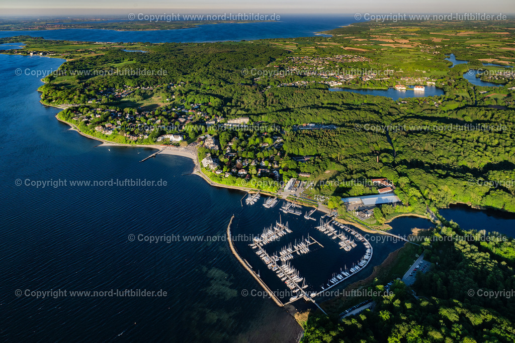 Sandwik_Glücksburg_ELS_3169170524 | GLüCKSBURG 17.05.2024 Planetarium und Yachthafen mit Sportboot- Anlegestellen und Bootsliegeplätzen am Uferbereich der Flensburger Förde im Ortsteil Sandvik in Glücksburg in Schleswig-Holstein, Deutschland. An der Straßenzufahrt zum Yachthafen beheimatet ist die HYS / Hanseatische Yachtschule sowie schräg gegenüber ein Planetarium. Diese Außenstelle der " Hochschule Flensburg " ist seit Jahrzehnten bekannt als " Menke -Planetarium " und wurde benannt nach dem Gründer der Anlage, Ingenieur und Physiker Josef Ferdinand Menke. Die HYS gilt als größte Segelschule in Nordeuropa und wird verwaltet vom Deutschen Hochseesportverband " Hansa " ( DHH ). // Planetarium and marina with boat berths on the shore of the Flensburg Fjord in Gluecksburg in Schleswig-Holstein, Germany. Foto: Martin Elsen