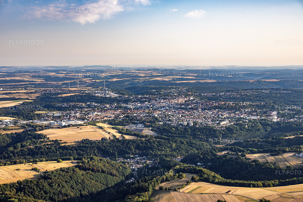 Luftbild: Ortsansicht von Süden in Pirmasens im Bundesland Rheinland-Pfalz in Deutschland. – Foto: IMG_158689.jpg vom 15.08.2026 durch Werner Riehm/FLY-FOTO.de – Auflösung des Originals: 5849 x 3900 px