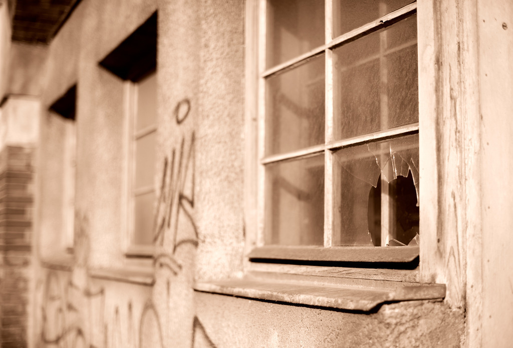 eingeschlagenes Fenster im Gebäude | Wien, Austria - March 22, 2013: eingeschlagenes Fenster im Gebäude. - Realisiert mit Pictrs.com