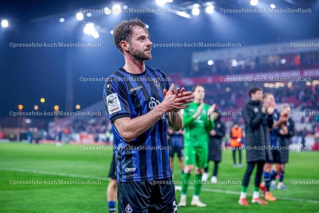 RWE04032601128 | 2026.03.04, Fußball, 3.Liga Herren, Rot-Weiss Essen -  SV Waldhof Mannheim, Stadion Hafenstraße, 27.Spieltag, Saison 2025 / 2026: Enttäuschte Gesichter nach der 0:1 Niederlage der Mannheimer. Lukas Klünter (Waldhof Mannheim #24)  beim Abschlussjubel vor dem Gästeblock DFB regulations prohibit any use of photographs as image sequences and or quasi-video.
