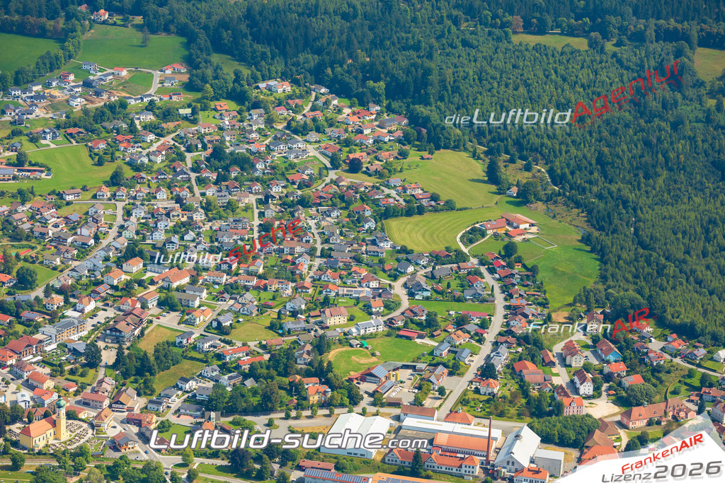 Luftaufnahme der Stadt Frauenau - Die Luftaufnahme wurde 2025 vom UL-Flugzeug heraus erstellt ( keine Drohne ) - Hochauflösende Luftaufnahme - für professionelle Ausdrucke geeignet. Die Geschenkidee !Mit Lizenz und Bildrechte bestellbar