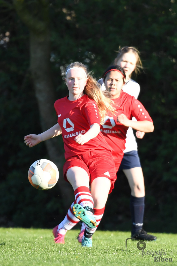 SV Eintracht Wildenloh-JSG friEdA | B-Juniorinnen Bezirksliga Staffel A; SV Eintracht Wildenloh (weiß)-JSG FriEdA (rot) am 19.04.2023; in Wildenloh (A-Platz), Photo: Philip Eiben 2023 - Realisiert mit Pictrs.com