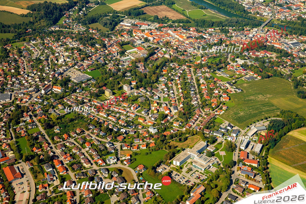 Das Luftbild zeigt :  Landau an der Isar - Die Luftaufnahme wurde 2023 vom UL-Flugzeug aus erstellt ( keine Drohne ) - Hochauflösende Luftaufnahme - Für grossformatige Ausdrucke geeignet. Die Geschenkidee !Mit Lizenz und Bildrechte bestellbar