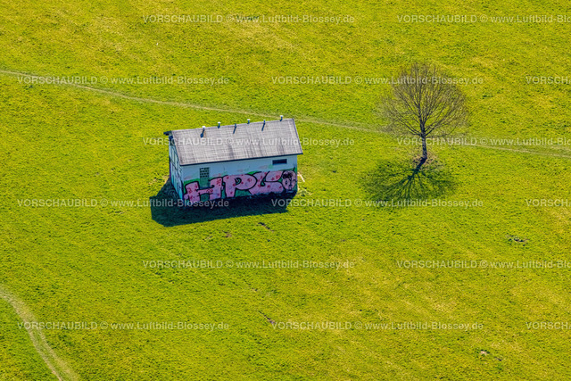 Wetter220401493 | Luftbild, Baum und Hütte mit Graffiti auf einer Wiese, Volmarstein, Wetter, Ruhrgebiet, Nordrhein-Westfalen, Deutschland