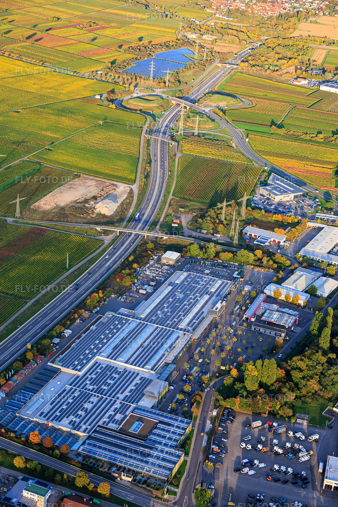 Luftbild: Gillet Baumarkt GmbH und Verlauf der B10 nach Osten mit Ausfahrt Landau/Edesheim in Landau in der Pfalz im Bundesland Rheinland-Pfalz in Deutschland. Foto: IMG_150322.jpg vom 15.10.2025 durch Werner Riehm/FLY-FOTO.deGILLET Baumarkt in Landau