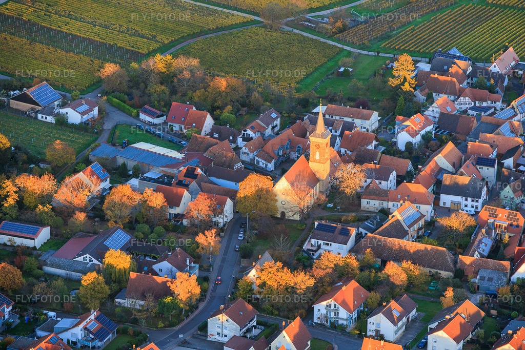 Luftbild: Johanneskirche im Abendlicht im Ortsteil Nußdorf in Landau im Bundesland Rheinland-Pfalz in Deutschland. Foto: IMG_150962.jpg vom 05.11.2025 durch Werner Riehm/FLY-FOTO.de