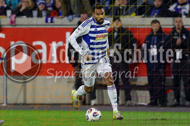 MSV Duisburg vs Rot-Weiss Essen - 3. Liga | Duisburg, Deutschland, 26.10.25:   Jesse Edem Tugbenyo (MSV Duisburg) in Aktion am Ball, Einzelaktion waehrend des Spiels der 3. Liga MSV Duisburg vs Rot-Weiss Essen in der schauinsland-reisen-arena(Foto von Brauer-Fotoagentur / Adrian Schlueter)