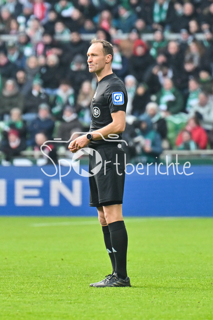 SV Werder Bremen - FC Bayern München | BREMEN, GERMANY - 14. FEBRUARY: im Bild Schiedsrichter Bastian DANKERT nach der Video Assistant Entscheidung / Videobeweis / Videoschiedsrichter während dem Bundesligamatch zwischen dem SV Werder Bremen und dem FC Bayern München am 22. Spieltag im Weserstadion / DFL REGULATIONS PROHIBIT ANY USE OF PHOTOGRAPHS AS IMAGE SEQUENCES AND/OR QUASI-VIDEO