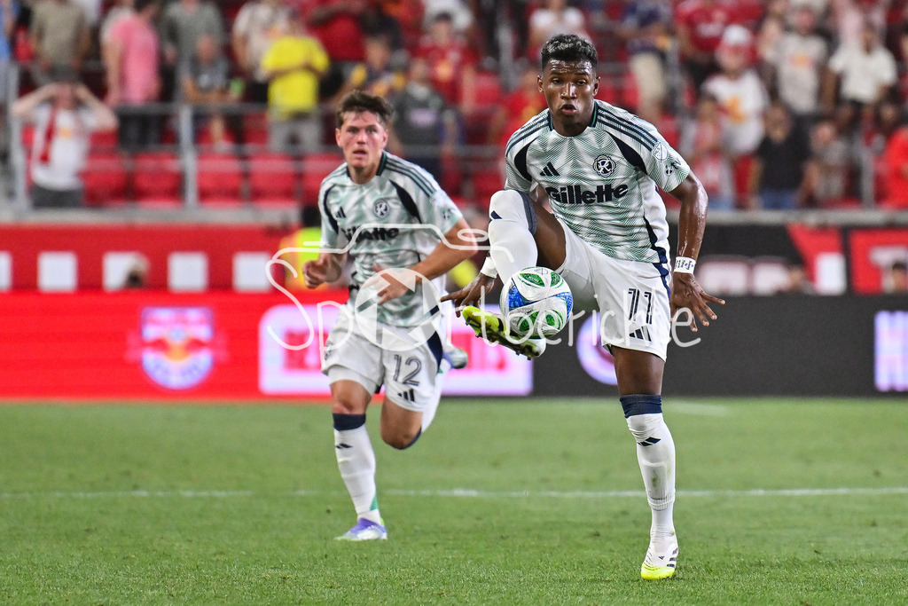 New York Red Bulls - New England Revolution | am BAll Luis DIAZ (New England 11) / Major League Soccer: New York Red Bulls - New England Revolution, Red Bull Arena am 16.07.2025